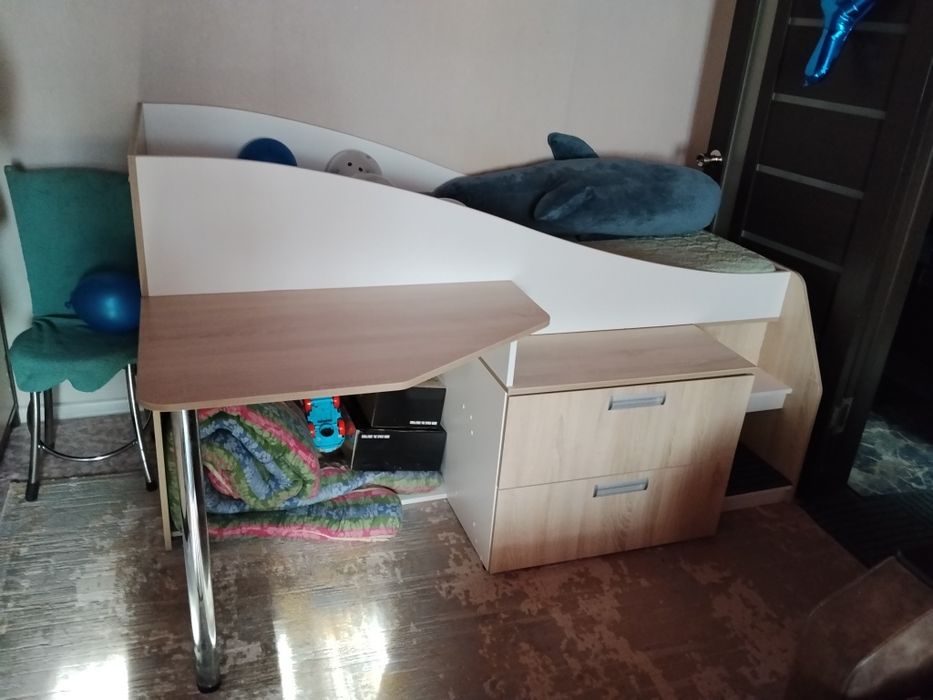Детская кровать с письменным столом