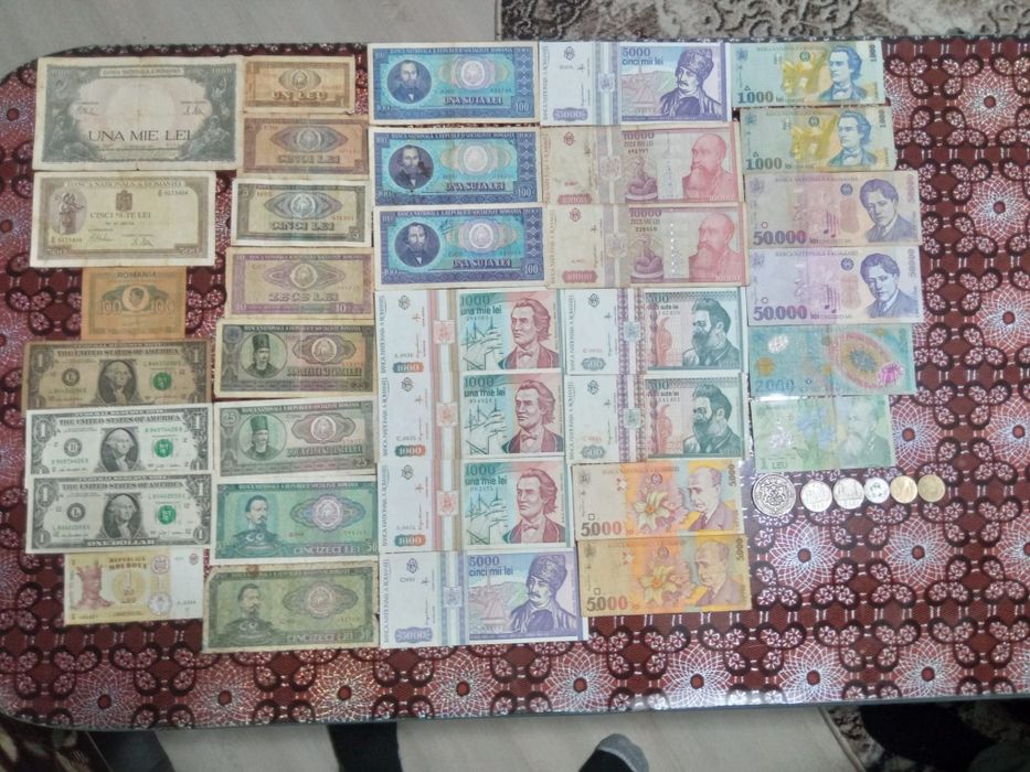 Vând colectie bancnote și monede vechi