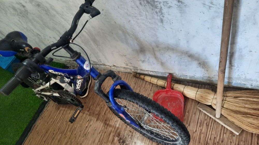 Велосипед синий тормозов нету