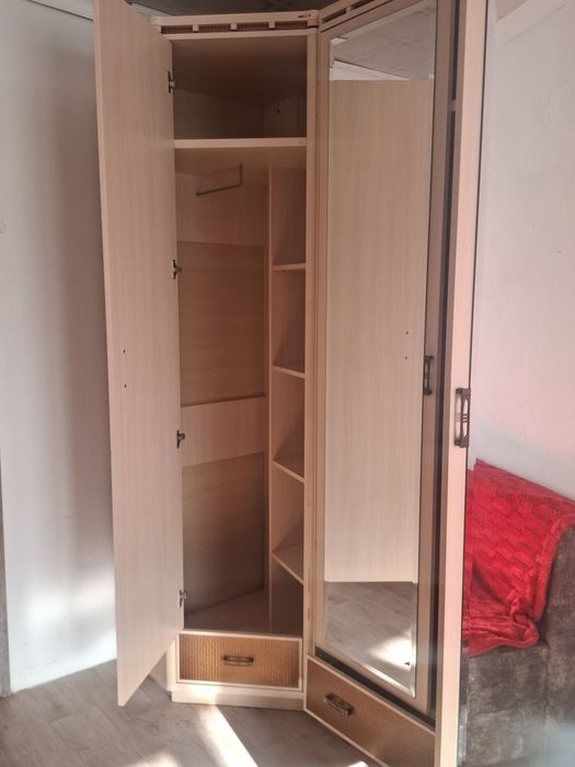 Продам шкаф угловой