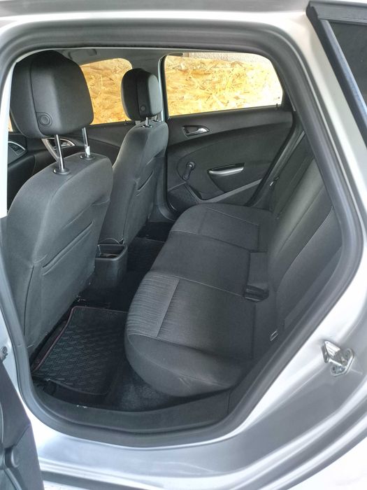 De vinzare opel astra j an 2010