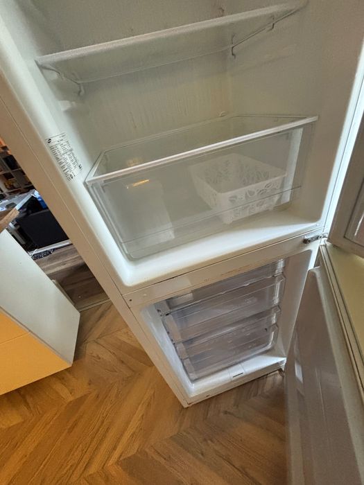 Продавам Хладилник Samsung 200cm