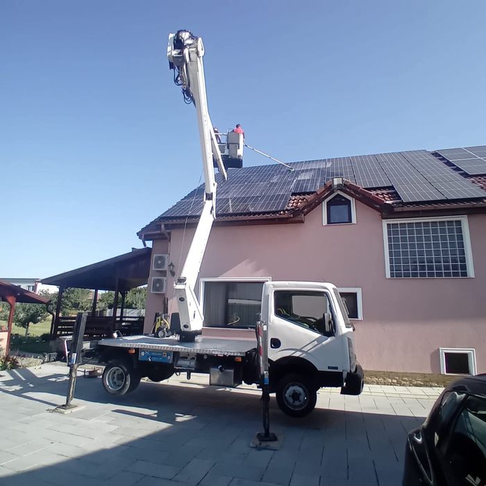Servicii Profesionale De Spălat Panouri Fotovoltaice La Înălțime