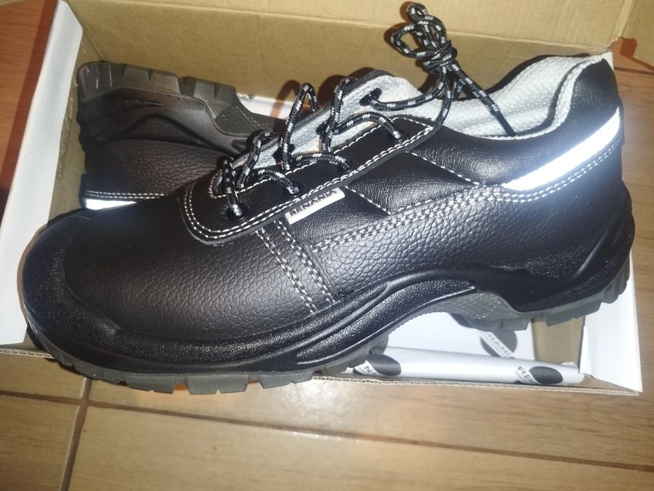 Bocanci cu bot metalic 44