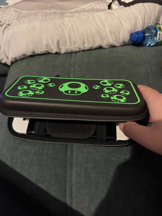 Продавам Nintendo Switch Oled Black&White 10/10, аксесоари и подаръци