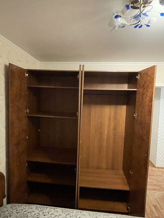 Жақсы шкаф сатылады спальныйда тұрған