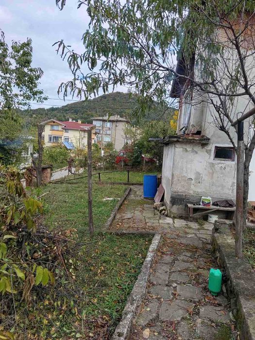 Продавам къща с двор 900 кв.м. в Габрово