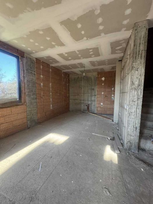 Триетажна къща в Крумово