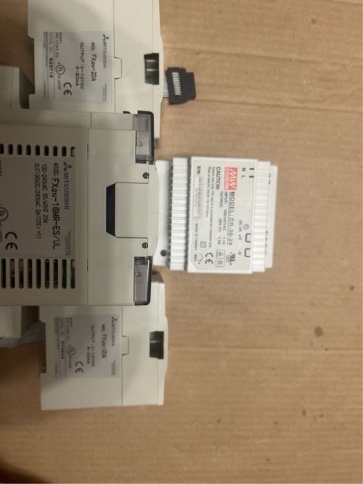 Lot Mitsubishi PLC FX2N-16MR-ES/UL + 4x FX2N-2DA + Sursă Mean Well DR-30-24 – Automatizări Industriale