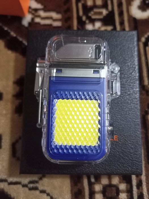 Зажигалка-фонарик с часами