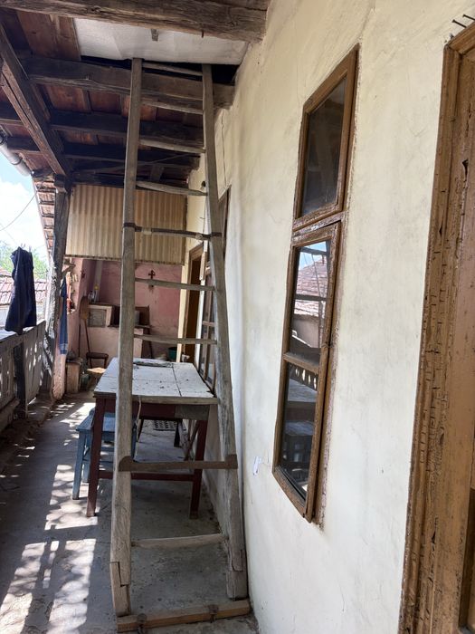 Vand mobilier vechi , ladoi , carpete cusute manual , multe lucru vechi de 100 de ani