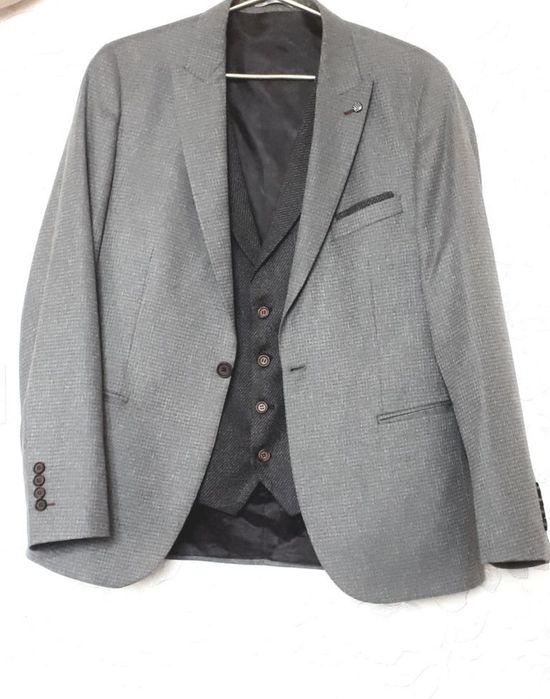 Продам муж. молод.костюм