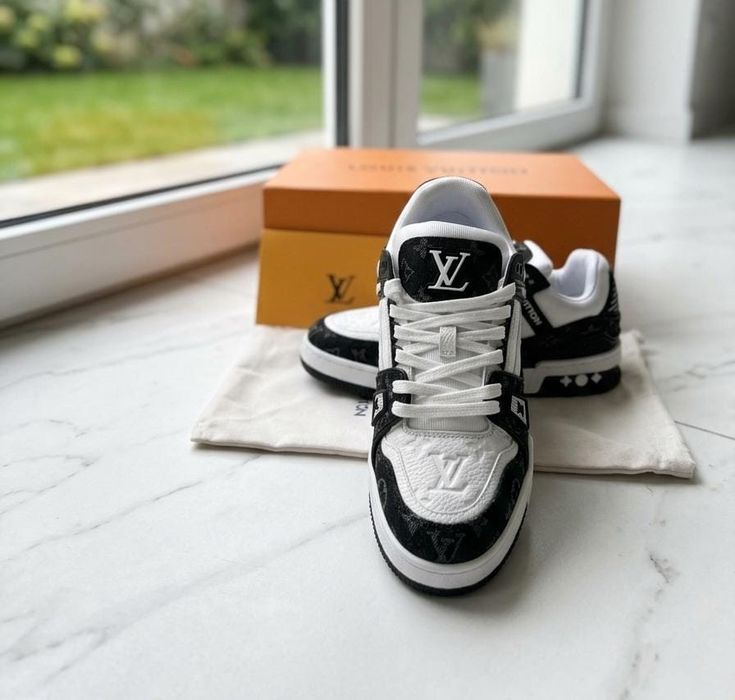 Adidasi LV Trainers Clasic - Negru-Alb - FULL BOX - Calitate PREMIUM