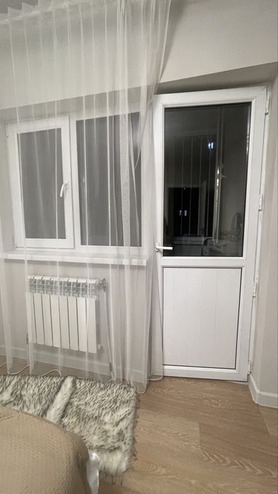 Пластик есік терезесімен
