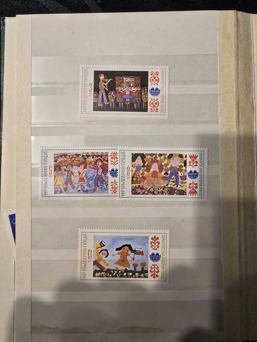 Продавам пощенски марки, спортна тематика. Два албумаа