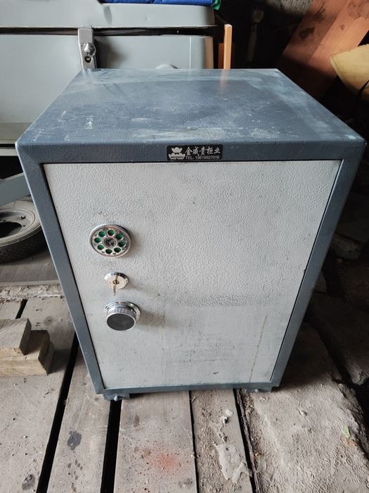 Большой сейф б/у