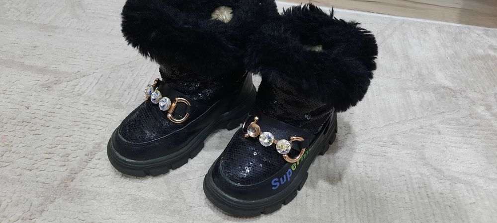 Продам детскую обувь