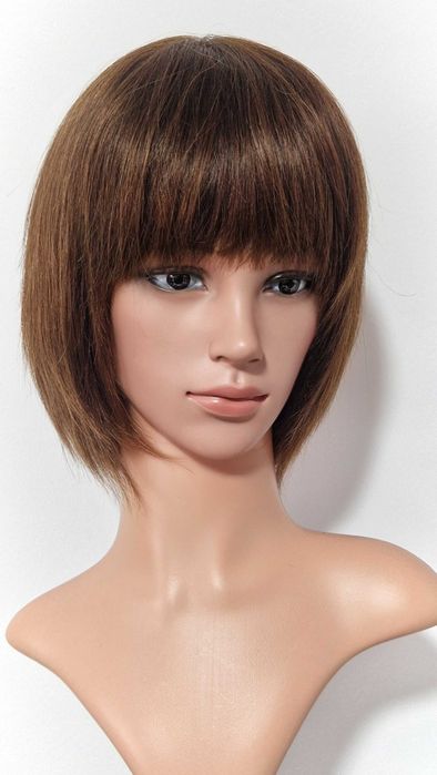 Естествена къса кафява перука с бретон