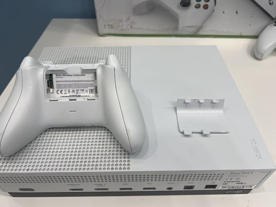 Продается Xbox One S 1ТБ
