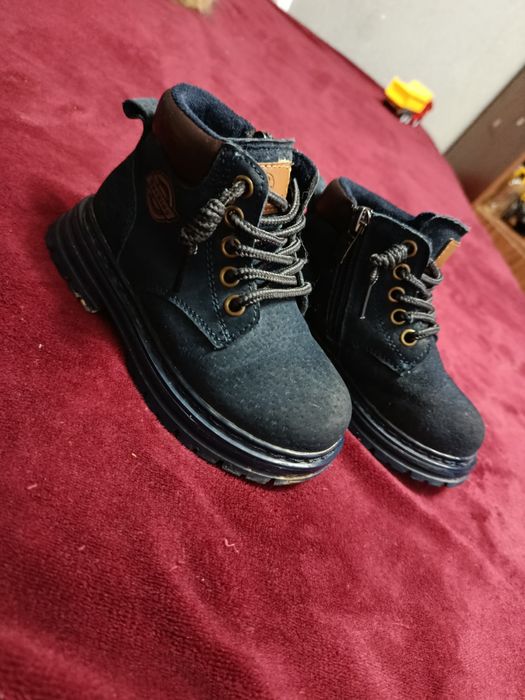 Детский комбинезон и детские ботинки