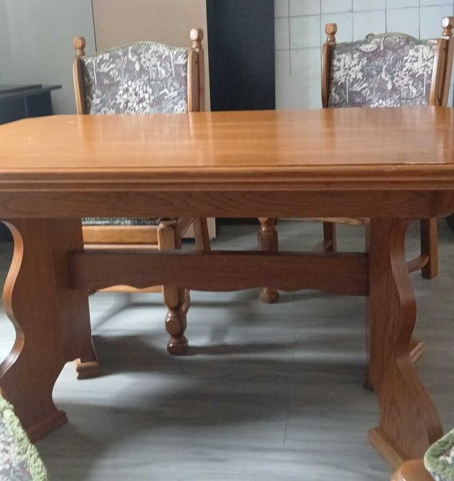 Set masă din lemn masiv + scaune tapițate – elegant și rezistent