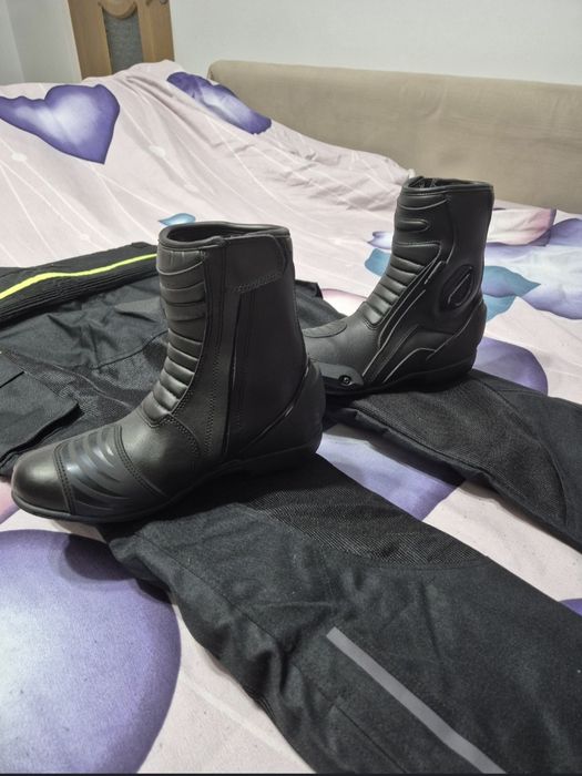 Pantaloni si cizme moto