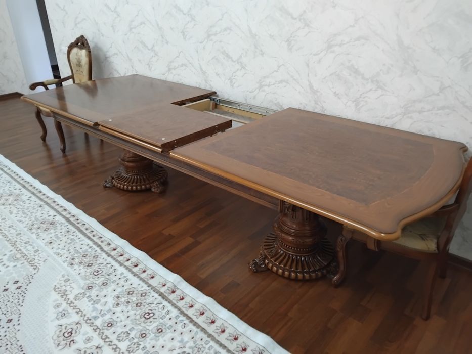 Продается комод , сервант и стол со стульями 7 шт