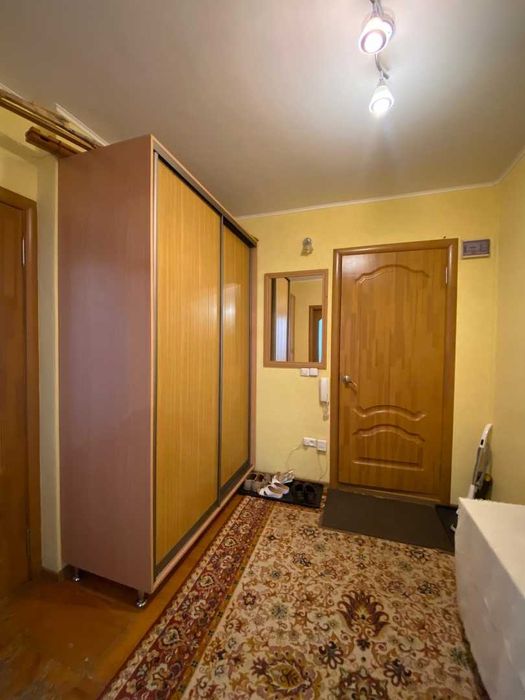 Продам 2 комнатную на 8 мкр