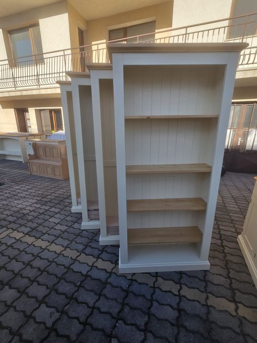 Бяла библиотека  от масив в бяло