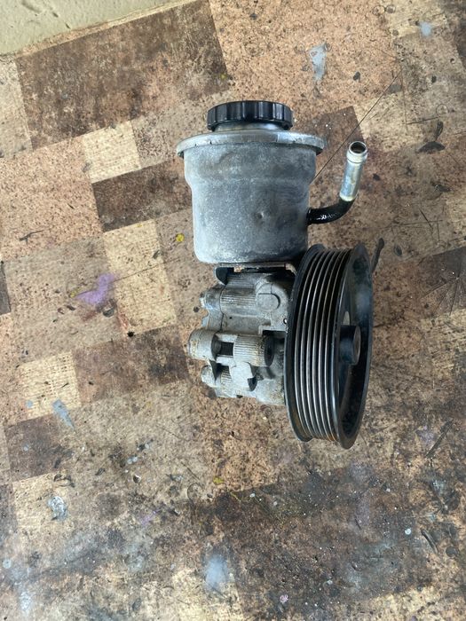 Хидравлична помпа за тойота корола версо 2.2 D4D