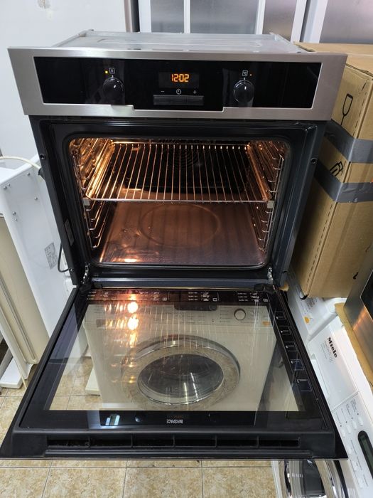 Фурна Electolux EOB5450AOX - 76 литра . Плавно затваряне на вратата.