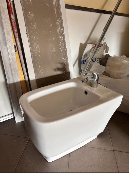 Раковина, шкаф, кран и биде