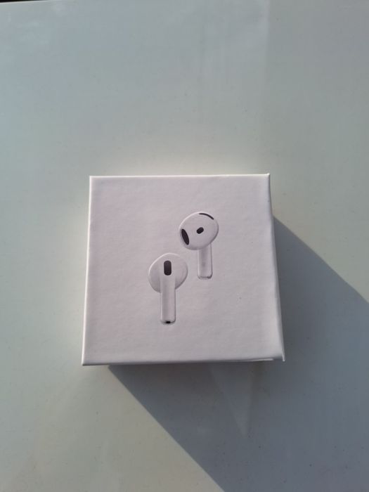 AirPods 4 cu Noise Cancelling