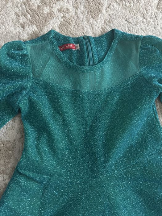 Продам нарядное платье для девочки