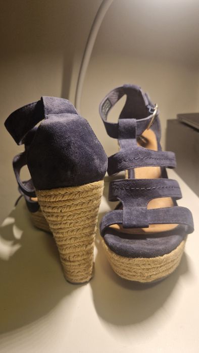 Sandale UGG Lauri din piele întoarsă naturală