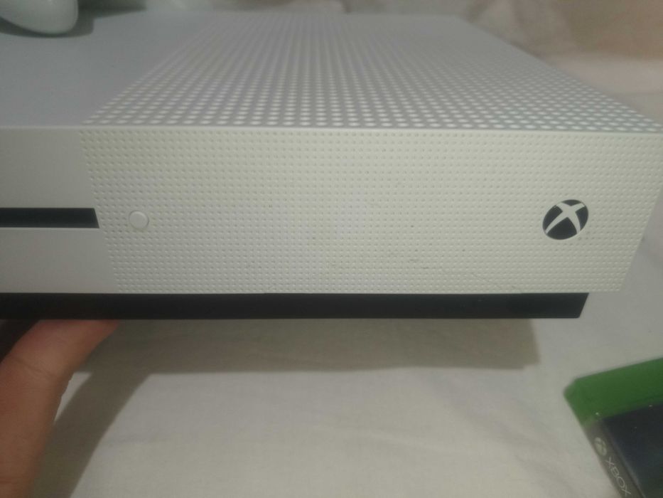 Xbox One S + 4 jocuri + controller (CITESTE DESCRIEREA)