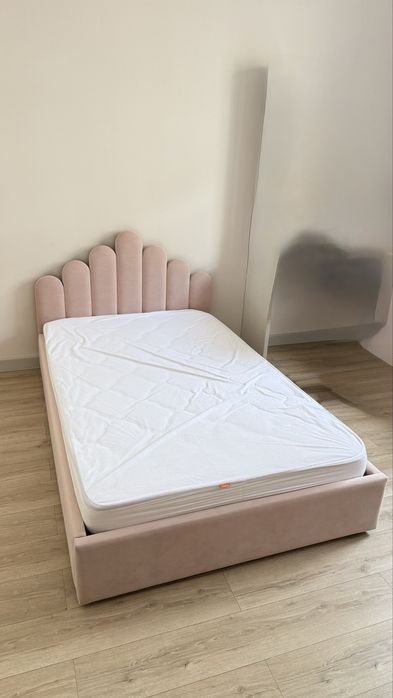 Продам кровать с матрасом