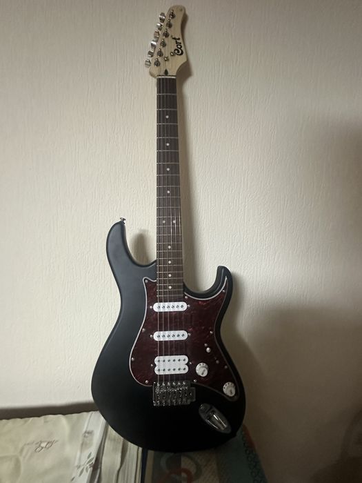 Продается гитара Cort с комбиком в придачу.