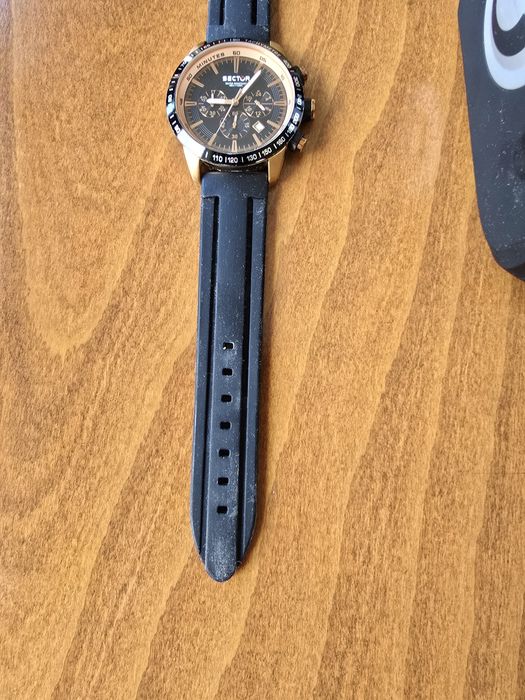 Продавам часовник Sector