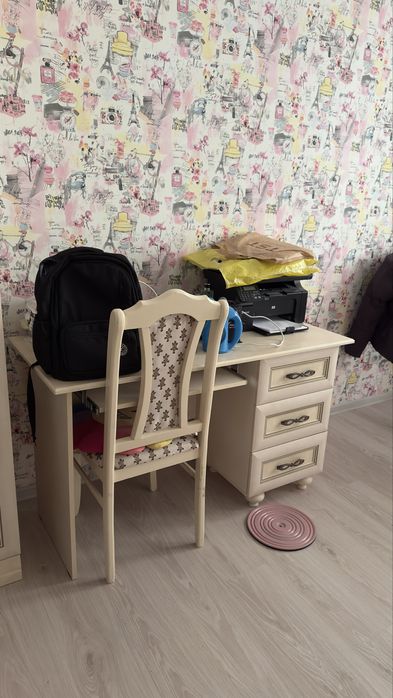 Шкаф, стол, кровать