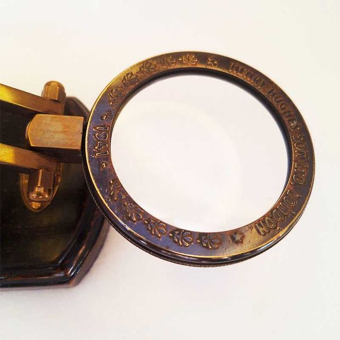 Бронзова лупа настолна с ретро дизайн.