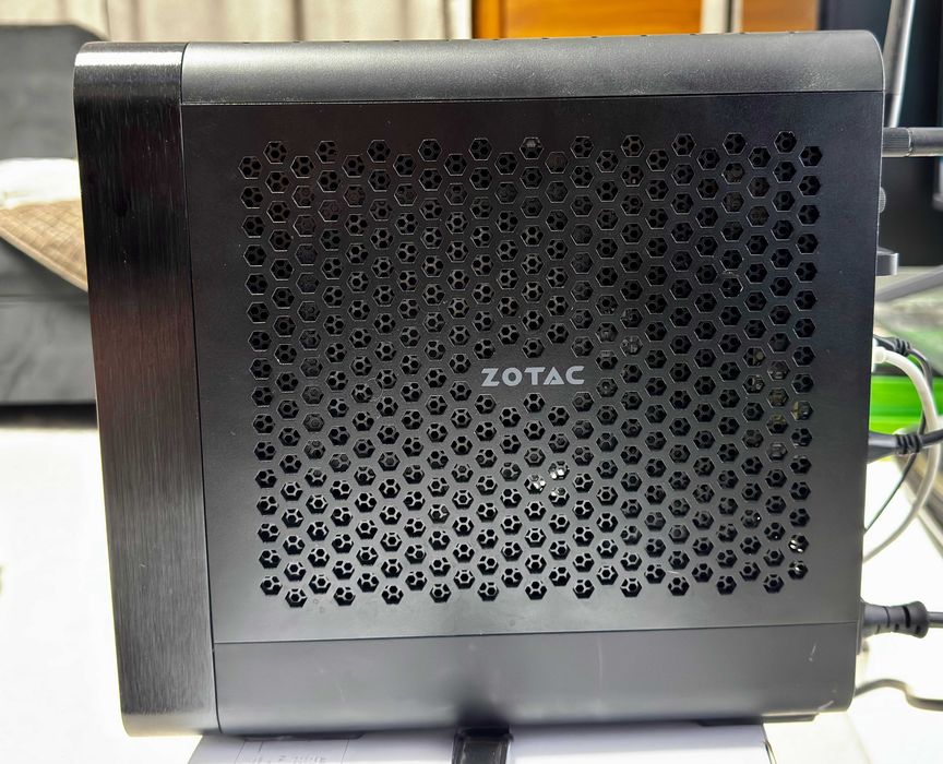 ZOTAC MAGNUS ONE мини геймърски компютър 7-10700, 64GB RAM, RX 580