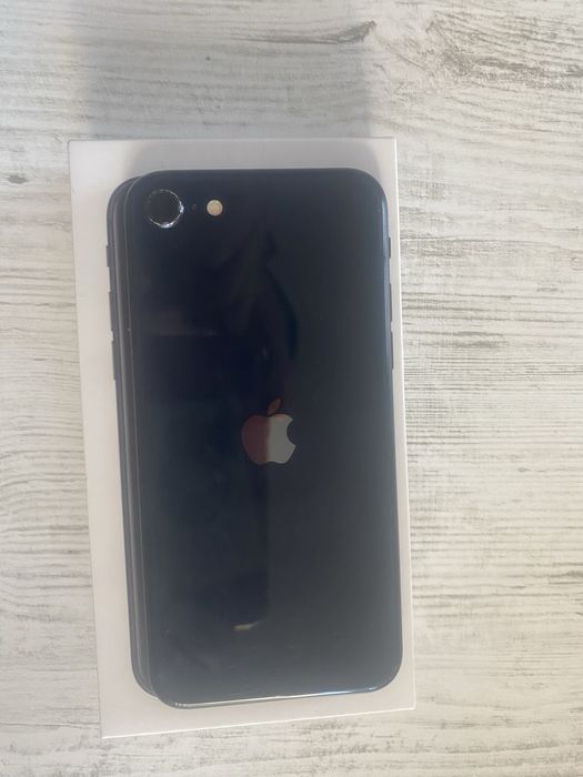 Продавам IPhone SE