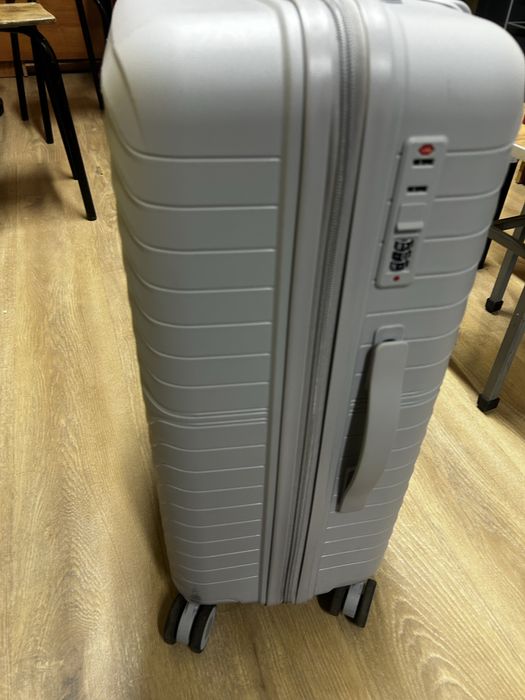 Чемодан продается