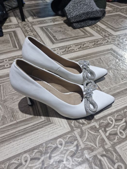 Продается женские белые туфли