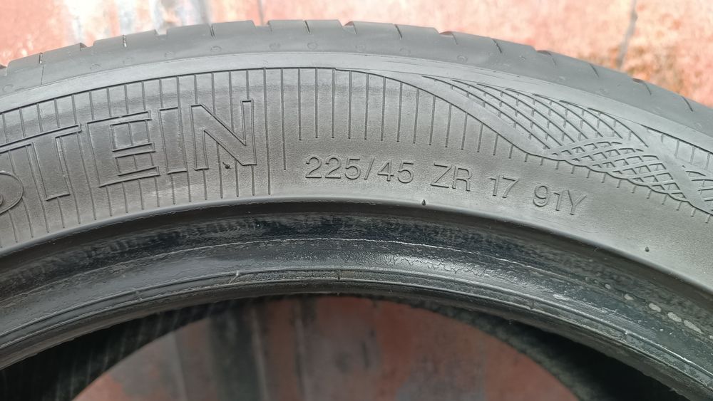 225/45/17 Vredestein .