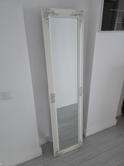 Vand oglinda cu rama alba