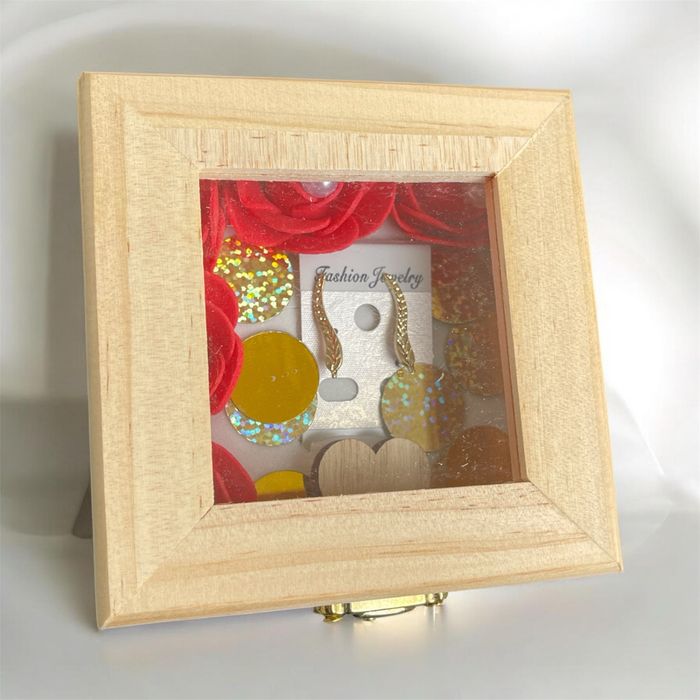 Дамски обеци – листо, златен цвят, подаръчна дървена кутия