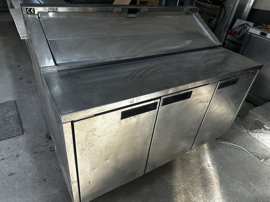 Хладилна маса със саладета