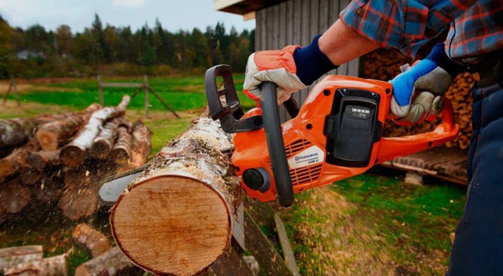 Пилим убираем старые деревья